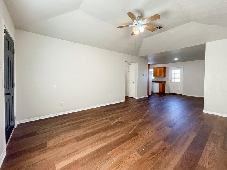 Building Photo - 175 Spring Water Ln