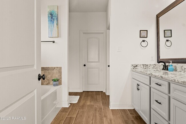 Building Photo - 120 Sugar Crest Dr