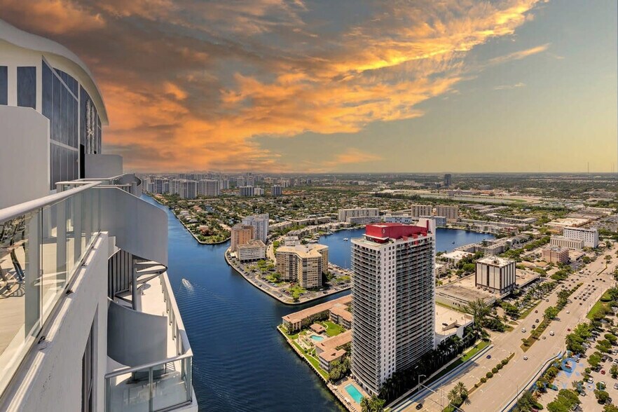 Building Photo - 4010 S Ocean Dr