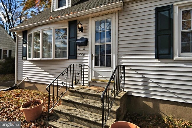 Building Photo - 660 Osborne Ave