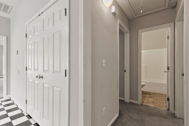Building Photo - Nice 3 Bed 2 Bath Home! Available Now!