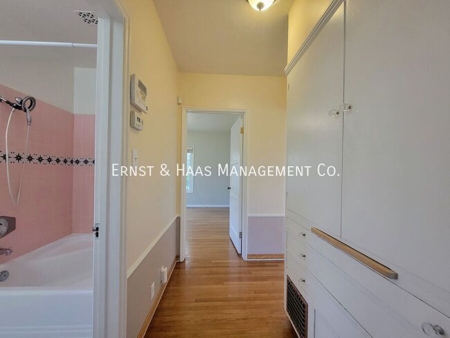 Building Photo - Beautiful Bixby Knolls 2 Bedroom Home with...