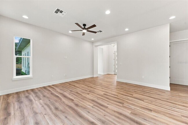 Building Photo - 561 N Thompson Rd