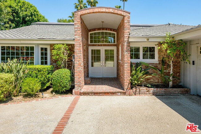 Building Photo - 8760 White Oak Ave