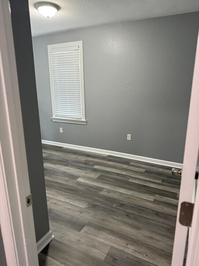 Building Photo - 4 bedroom 3 baths single family house clos...