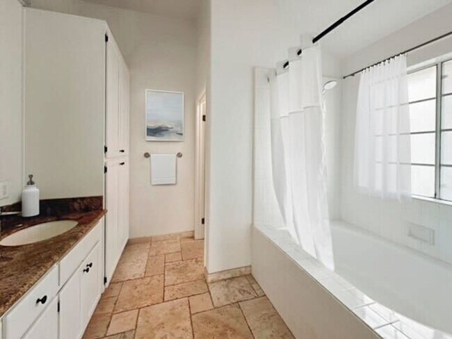Building Photo - Spacious 3 Bed, 2 Bath Home in Encinitas