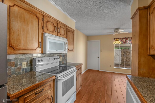 Building Photo - Beautiful Townhouse in South Shreveport