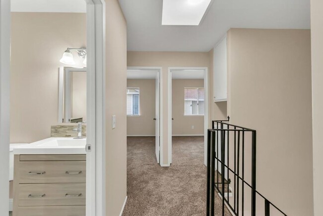 Building Photo - Updated 3 Bed 1.5 Bath Townhome