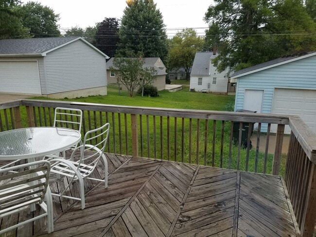 Building Photo - Cedar Falls House Available June 1st