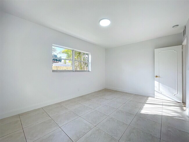 Building Photo - 2836 NW 11th Ave