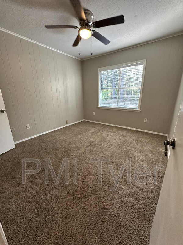Building Photo - 427 Turkey Creek Dr