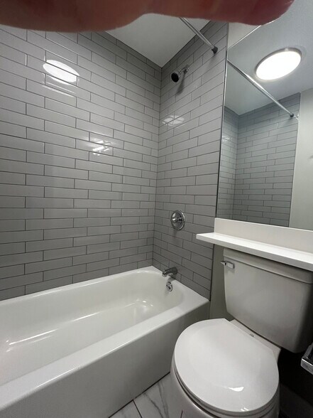 Building Photo - 1254 N La Salle Dr