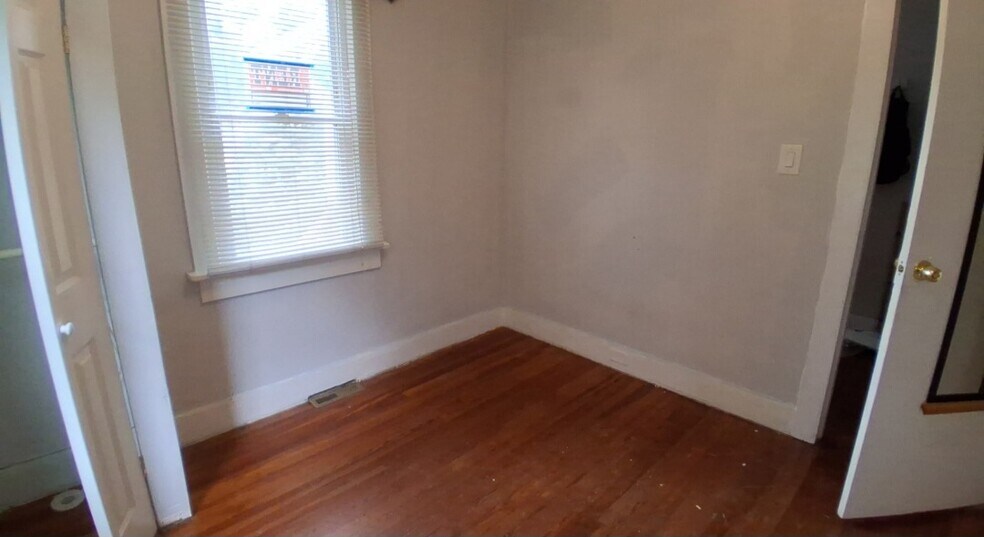 mainfloor bedroom - 4812 Erskine Rd