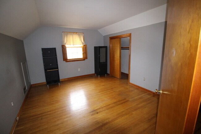 Building Photo - Three bedroom home off S Pope Lick Rd