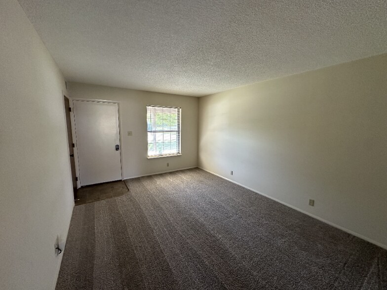 Building Photo - 701 Devonshire Dr