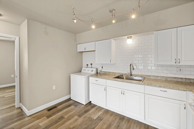 Building Photo - 404 Sunny Ln