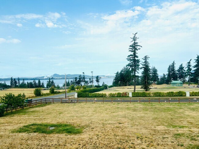 Building Photo - Beautiful 2 bedroom, + office/bonus room i...