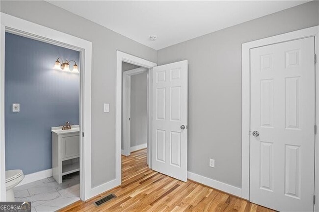 Building Photo - 2889 Macon Dr SW