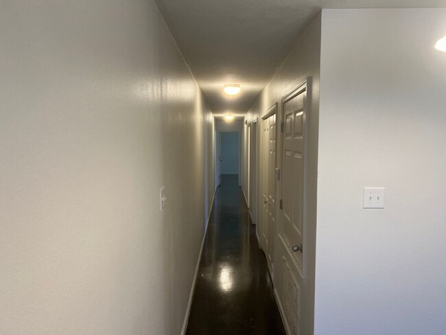 Building Photo - 3 Bed 2 Bath Duplex