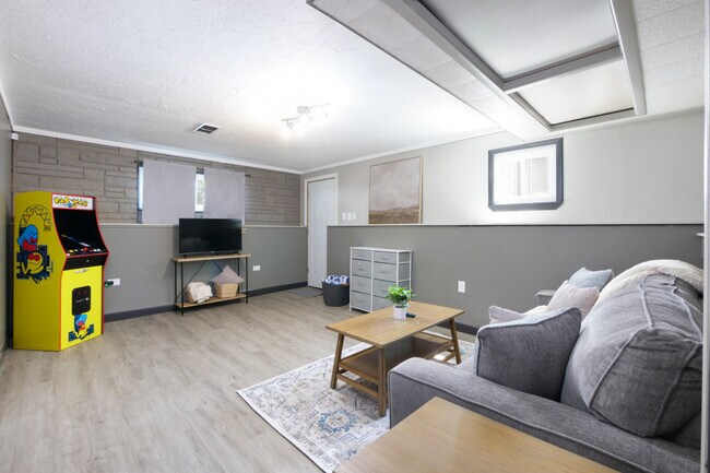 Building Photo - 8910 Cambridge Dr