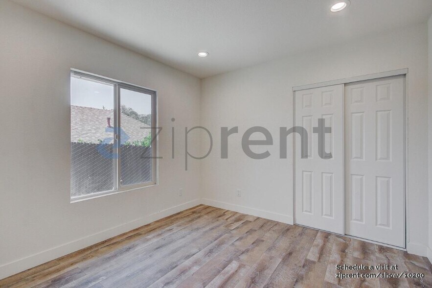 Building Photo - Unit