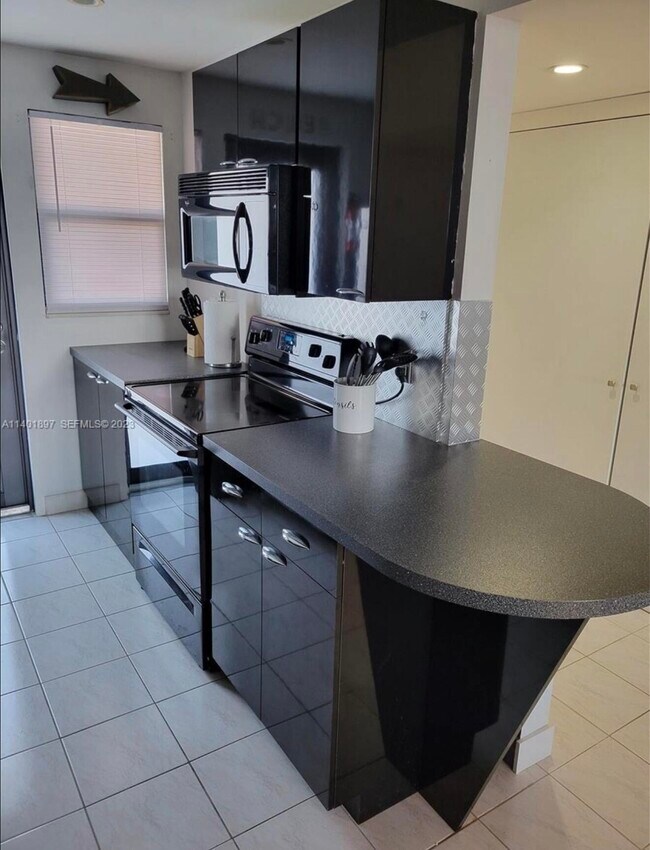 Building Photo - 801 N Ocean Blvd