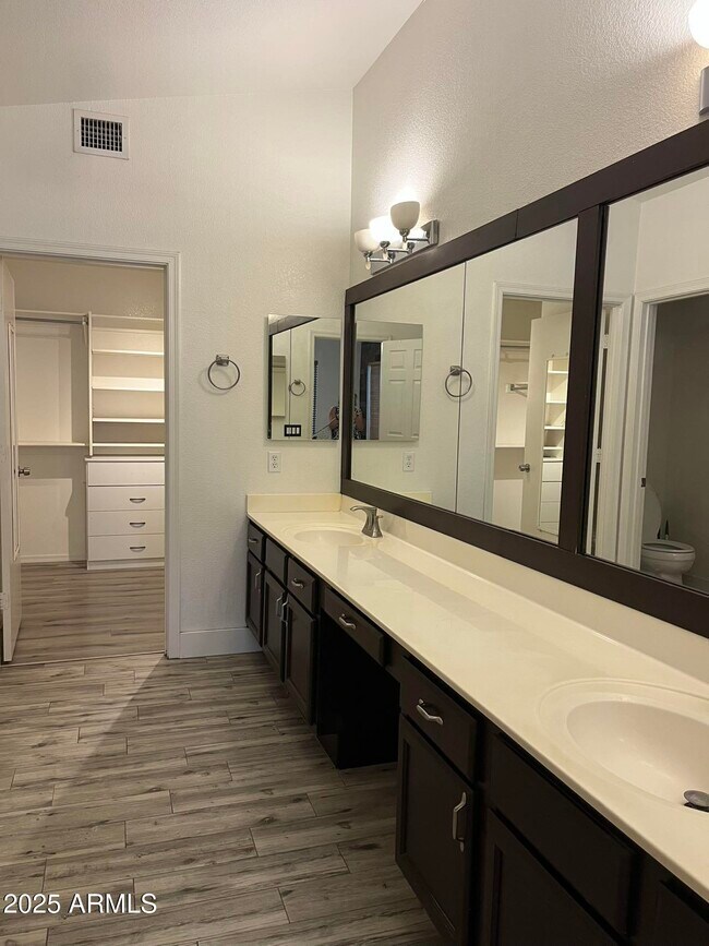 Building Photo - 1128 E Sheffield Ave