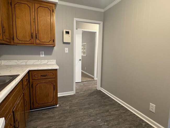 Building Photo - Excellent location! Just Remodeled 2 Bed/1...