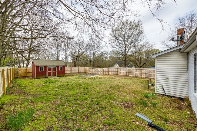 Building Photo - 2 Bedroom 1.5 bath All Brick Ranch in Rock...