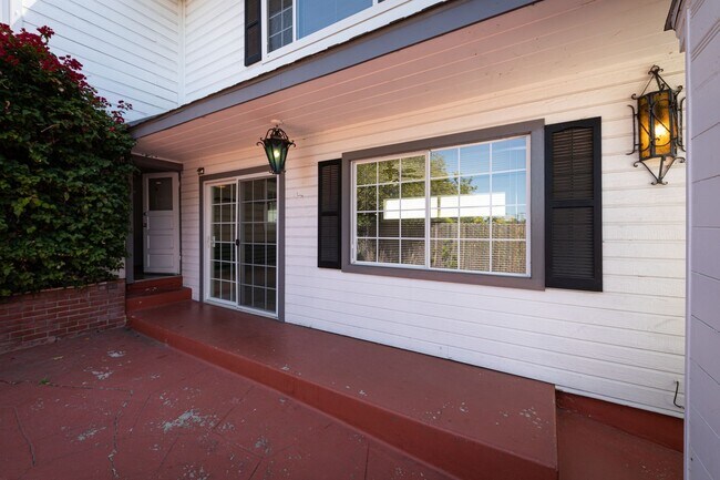 Building Photo - Coming Soon! Lovely Redwood Heights Home w...
