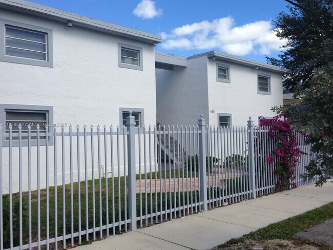 Building Photo - 685 NE 85th St