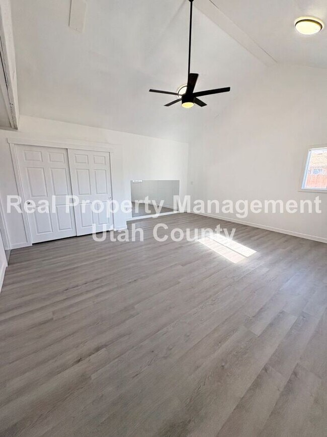 Building Photo - 614 N 550 E St