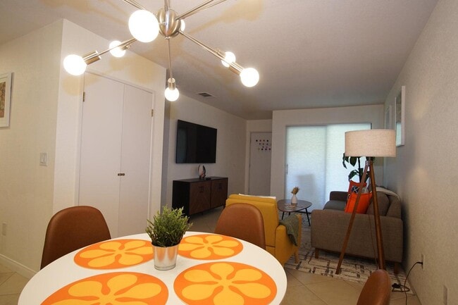 Building Photo - 2801 Los Felices Cir E