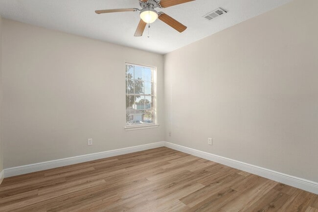 Building Photo - 3803 Redbud Dr