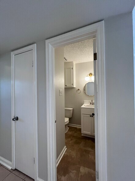 Building Photo - 402 Longwood Ct