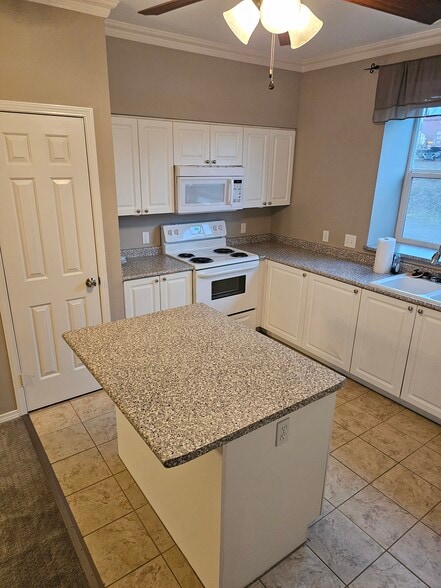 Kitchen - 1802 SE Cutter Ln