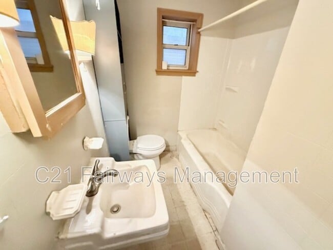 Building Photo - 427 2nd St