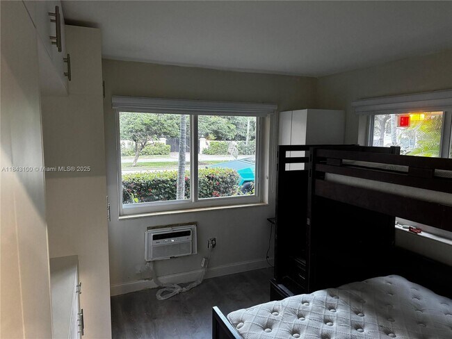 Building Photo - 4730 Pine Tree Dr