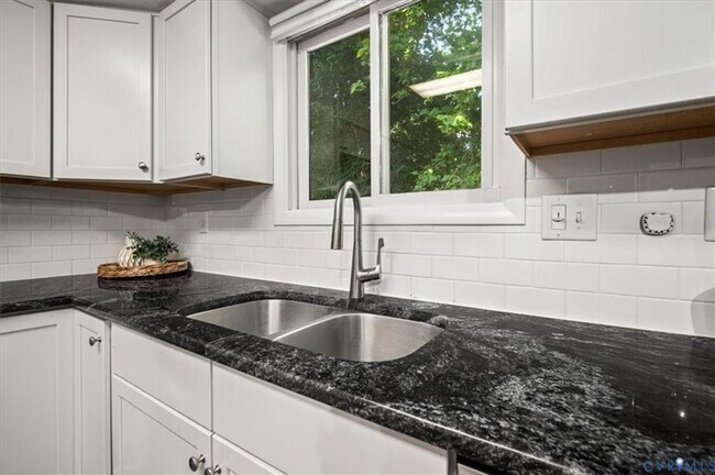 Building Photo - 3 Bedroom Townhome in Henrico!!!