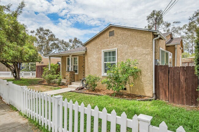 Building Photo - 4740 W Mountain View Dr