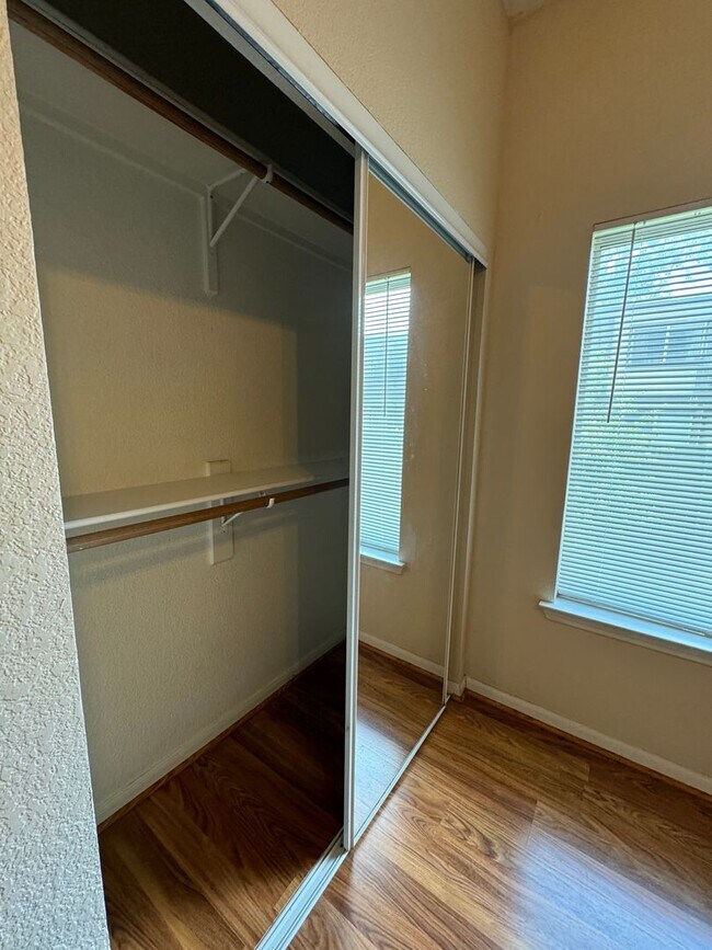 Building Photo - 4 Bedroom With Fenced Yard and Off-Street Parking Near UT