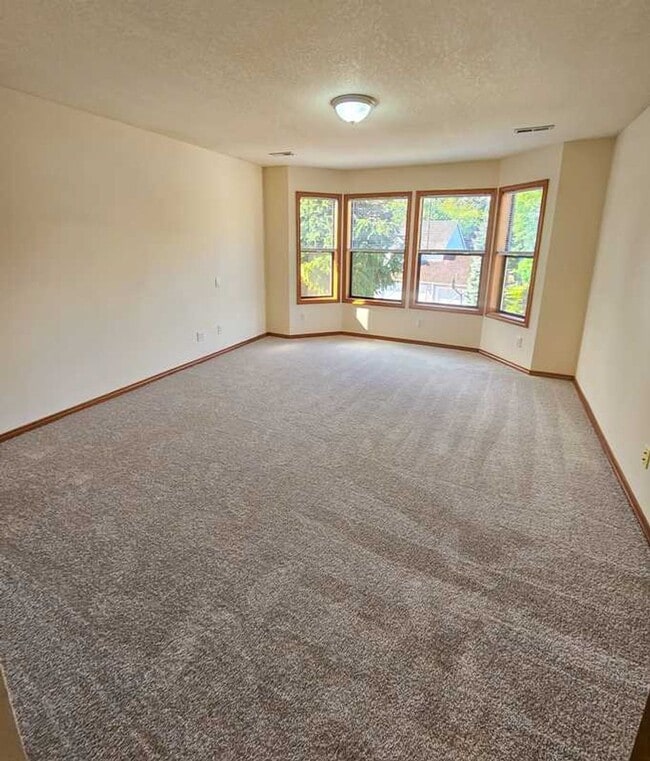 Building Photo - Spaceous newly remodeled 5 bedroom 3 bath ...
