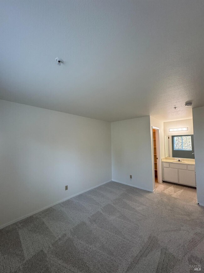 Building Photo - 375 Lighthouse Dr