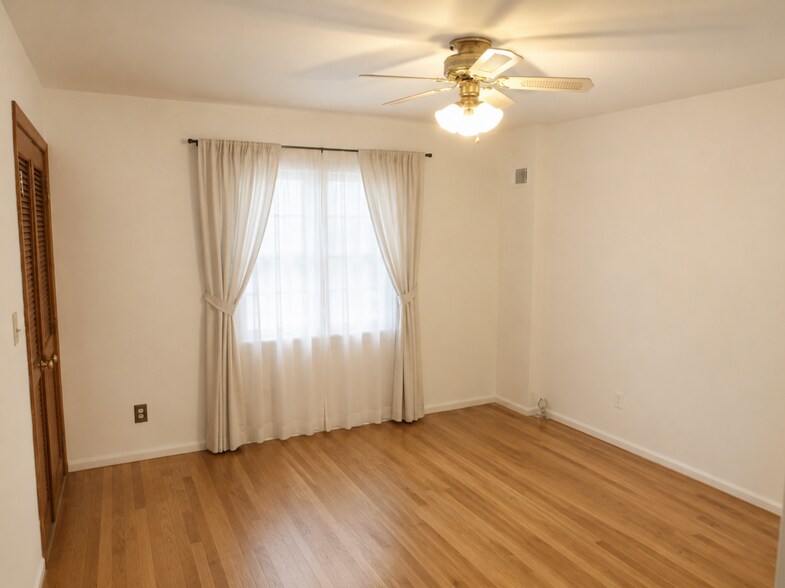 Building Photo - 5308 Pooks Hill Rd