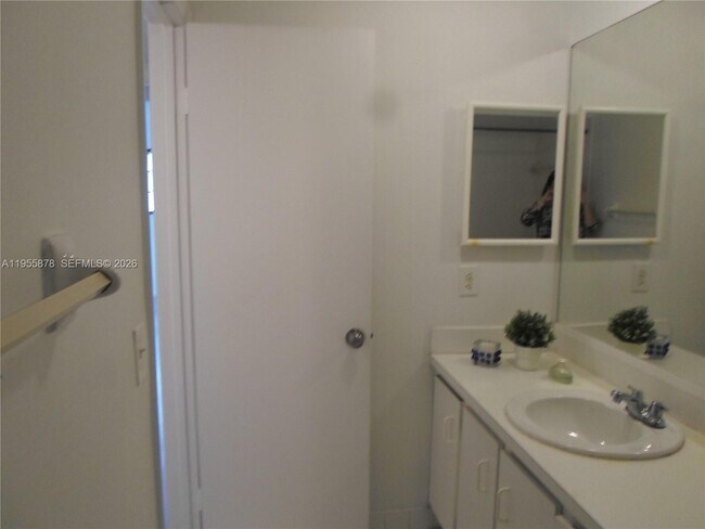 Building Photo - 20760 NE 4th Ct