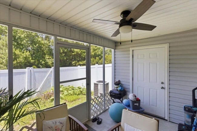 Building Photo - 2 Bed 2.5 Bath Townhome