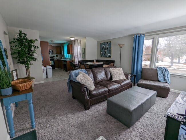 living room - 739 Hale St