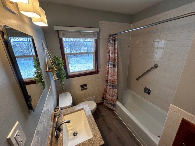upper bath with tub - 7215 18th Ave S