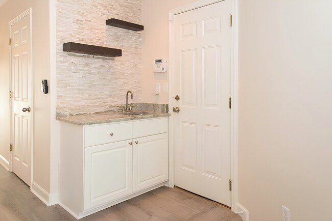 Building Photo - $250 Off First Month's Rent!!