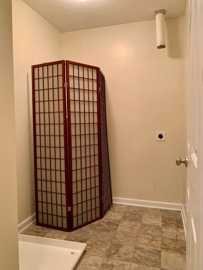 Building Photo - Raleigh Townhome Convenient to I440 & I540...